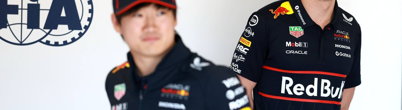 verstappen kijkt naar tsunoda