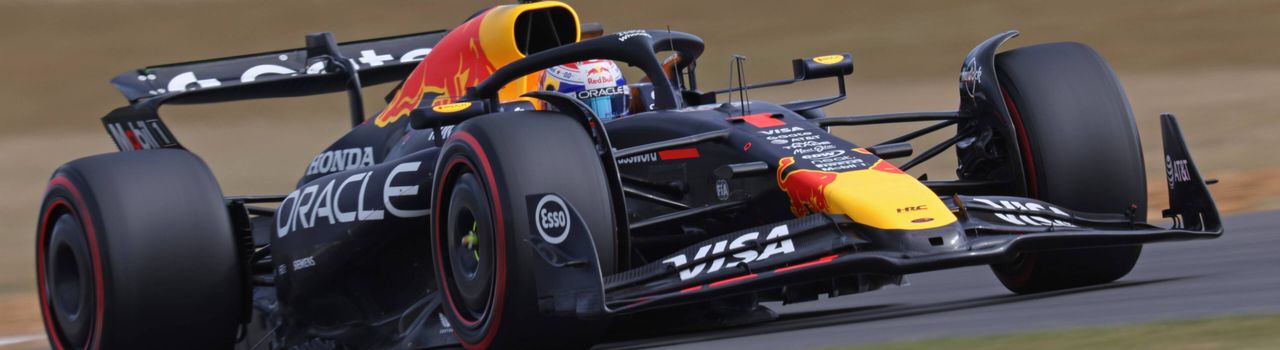max verstappen in actie tijdens vt2