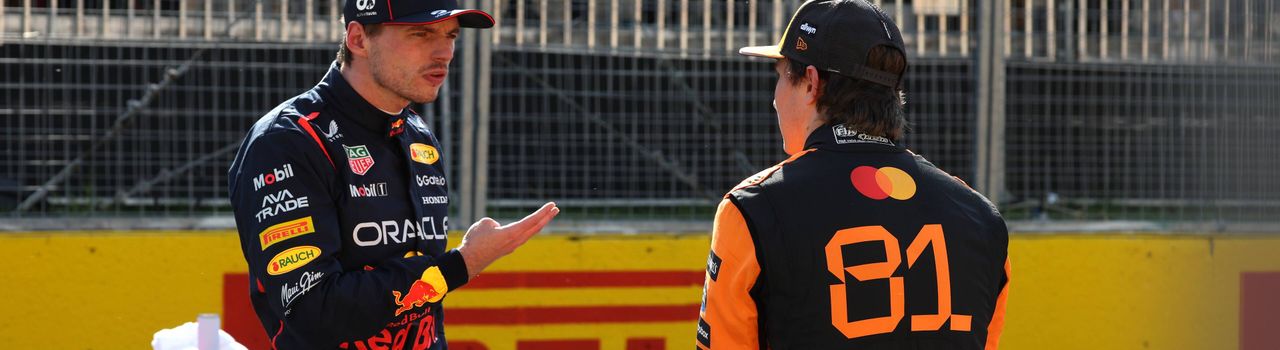 max verstappen in gesprek met oscar piastri