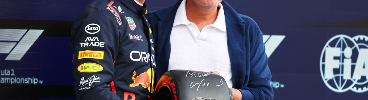 Verstappen fotografado com o técnico de futebol Jose Mourinho após garantir a pole