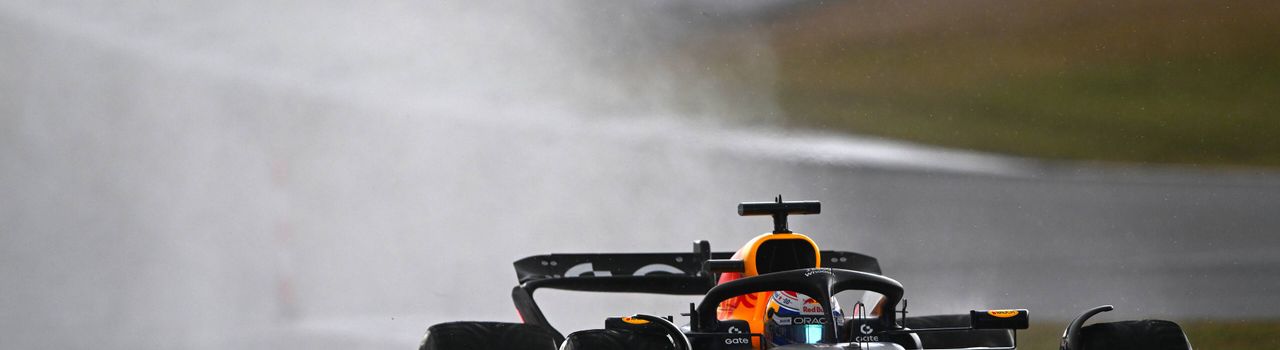 Verstappen fotografiado en su RB21