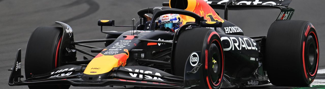 verstappen in zijn rb21 in silverstone