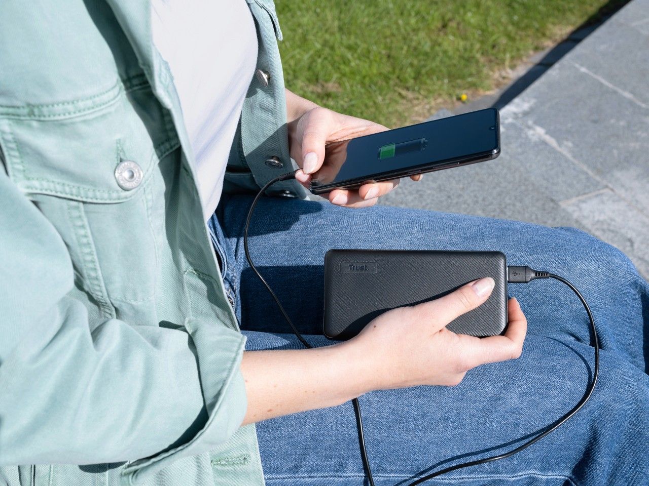 De Trust Primo Eco Powerbank is 20.000 mAh groot en eco! (en we geven er twee weg)