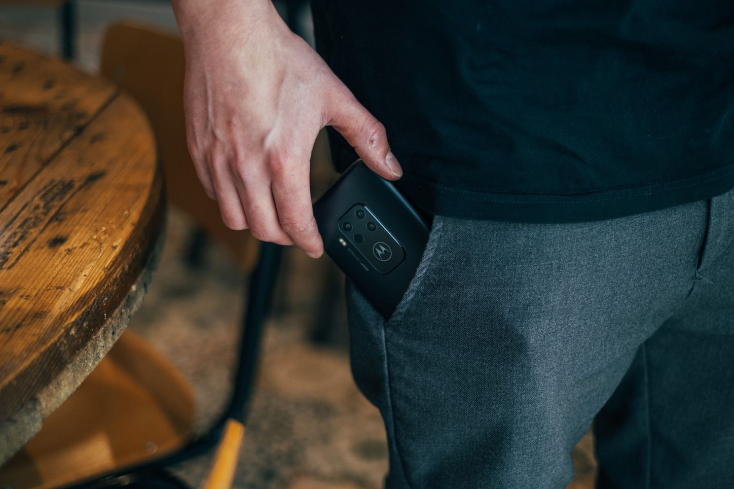 AW Poll: Hoe stop je je telefoon in je broekzak?