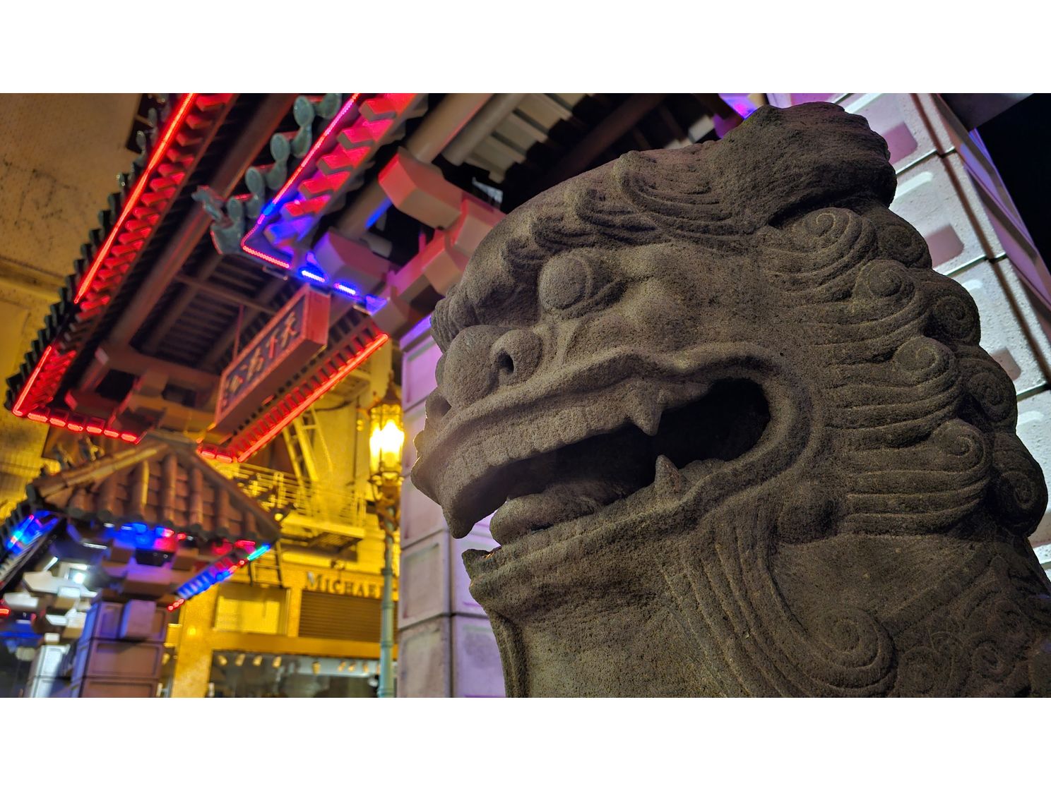 De nogal fanatiek verlichte poort in Chinatown raakt niet overbelicht.