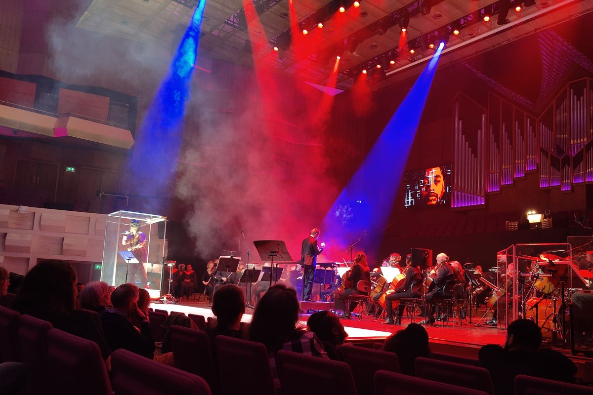 Complimenten voor de lichtmannen en -vrouwen, die zorgen voor extra sfeer tijdens een concert.