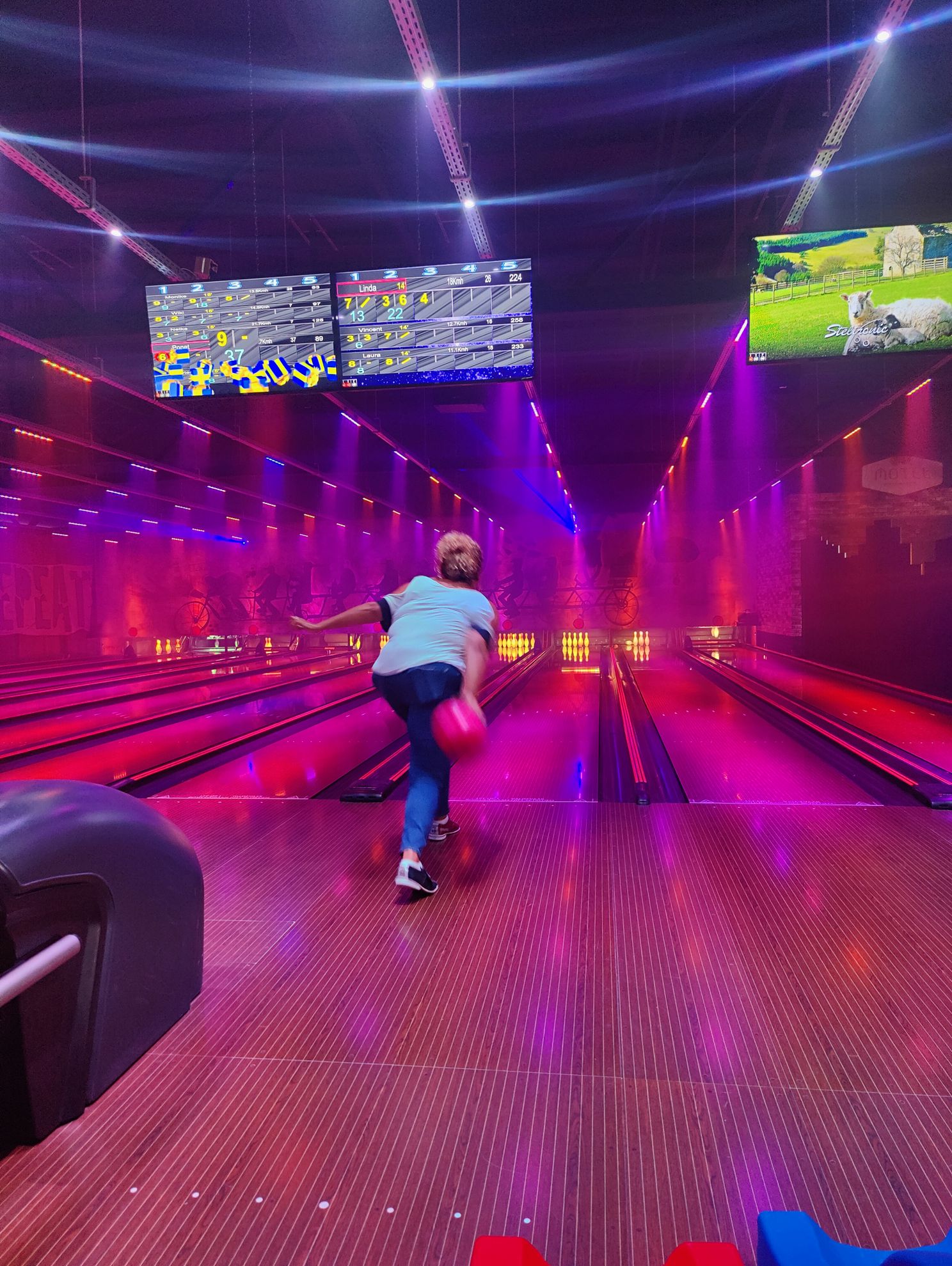 Deze bowler beweegt, maar de rest is stilstaand, wat weer voor een heel ander effect zorgt dan de carnavalsoptocht.