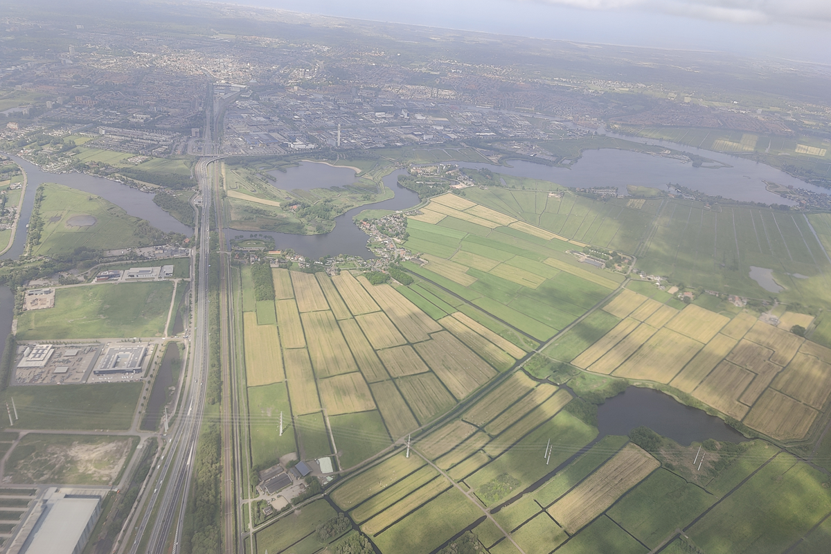Ons land is toch best mooi van boven, met die koeienvlekken (wolken dus).