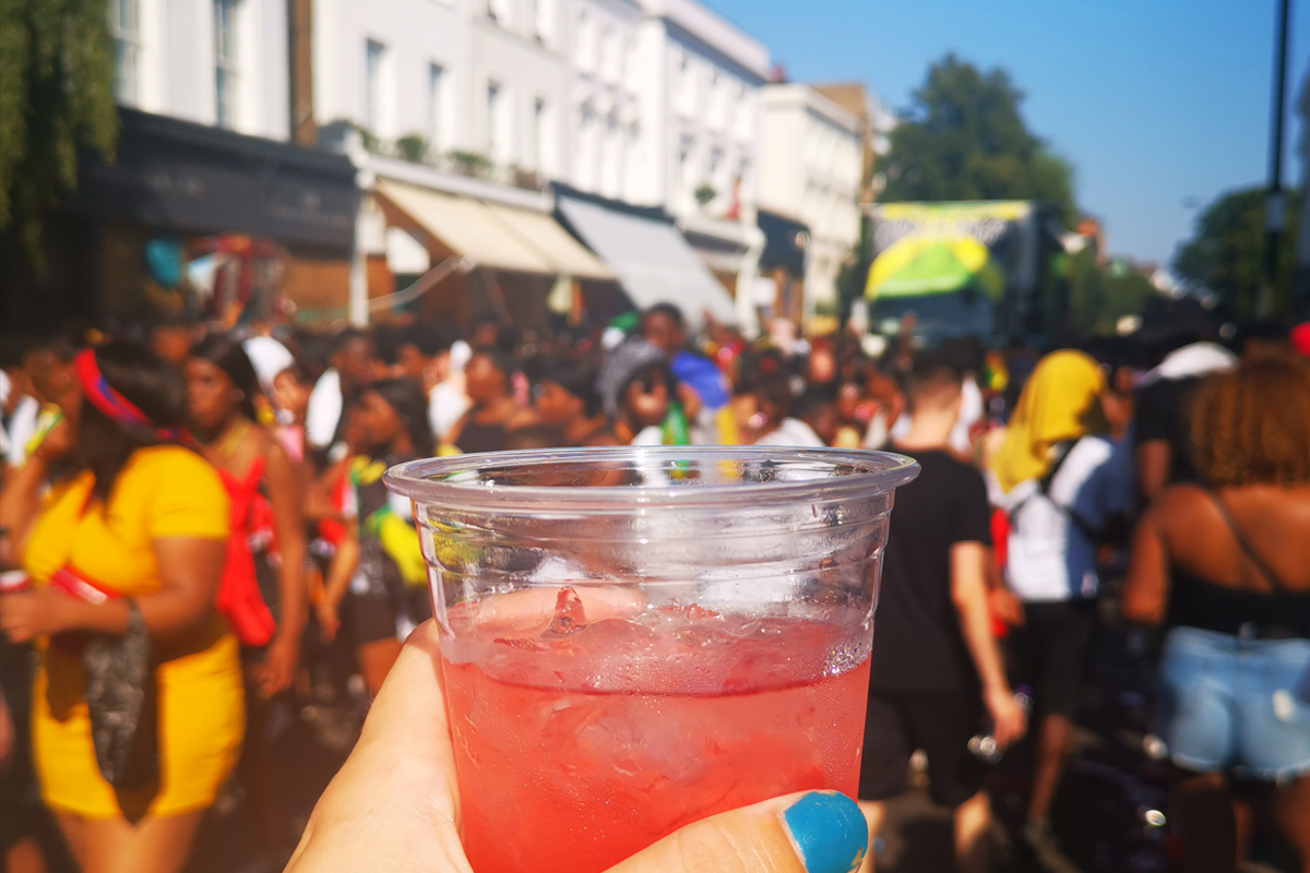 Dit is zeker niet de mooiste cocktail, maar deze foto ervan laat je wel de sfeer proeven van London Carnival.