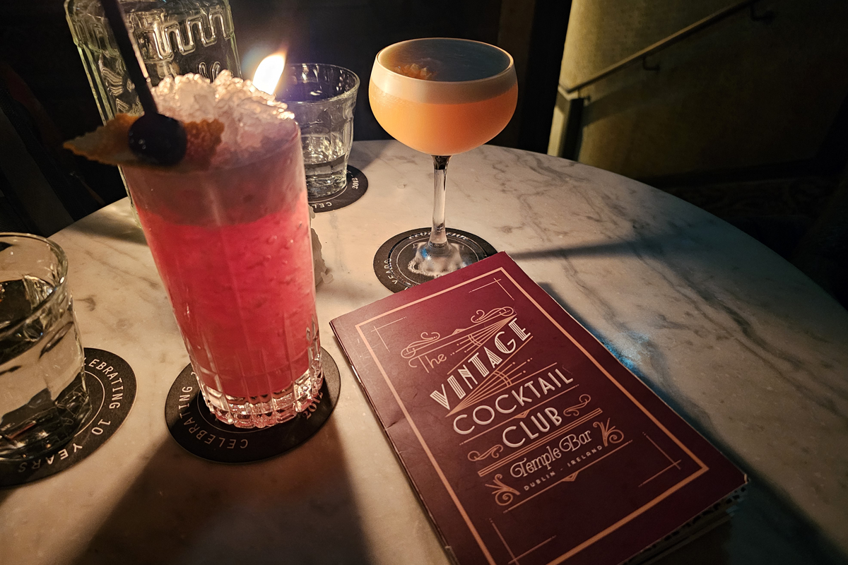 De kaars zelf had niet per se zo hevig op de foto gehoeven, maar je ziet bij de rechtercocktail wel precies wat ik bedoel met het licht van de zijkant.