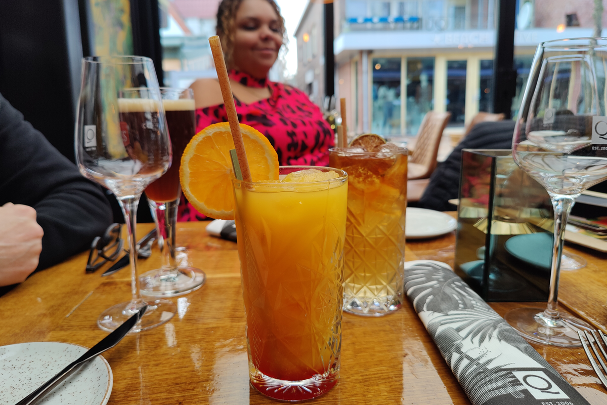 Op zich weten de cocktails hier wel de show te stelen, maar die armen aan de linkerkant, alles wat op tafel ligt en de dame in de roze top op de achtergrond maken het wel een erg drukke bedoening.