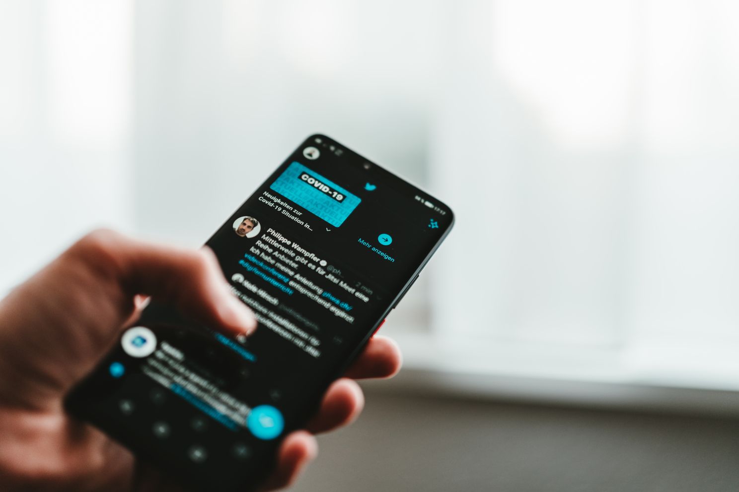 Beeld van de Twitter-app met informatie over COVID-19