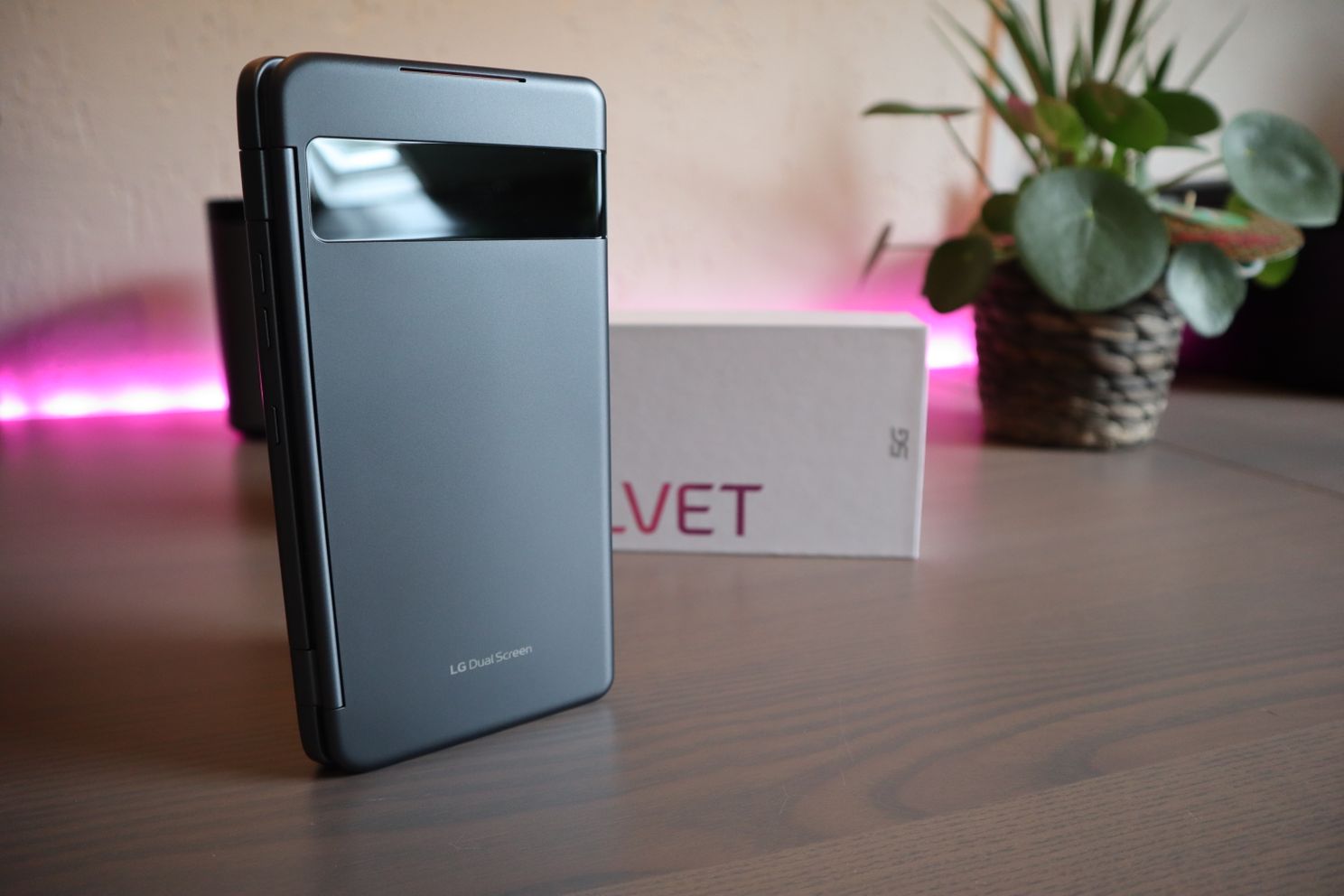 De LG Velvet. Ook LG werd ertoe aangezet om privacyinstellingen te verbergen