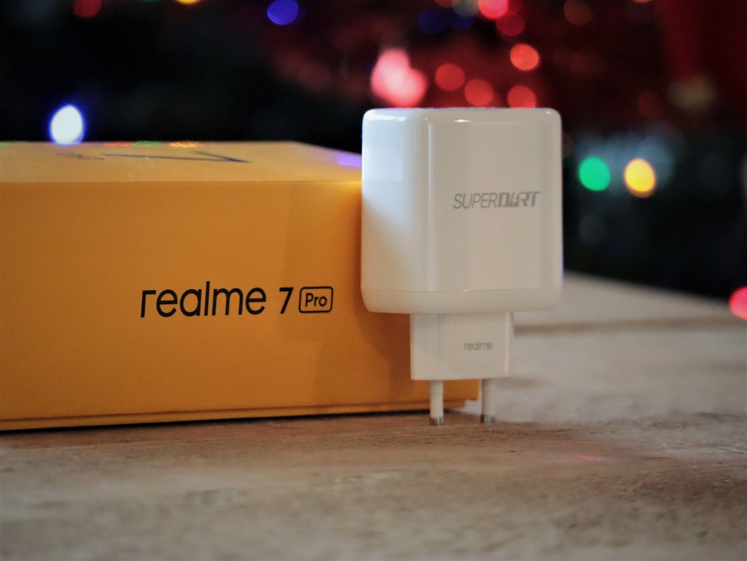 De Realme 7 Pro met zijn 65 watt SuperDart-oplader