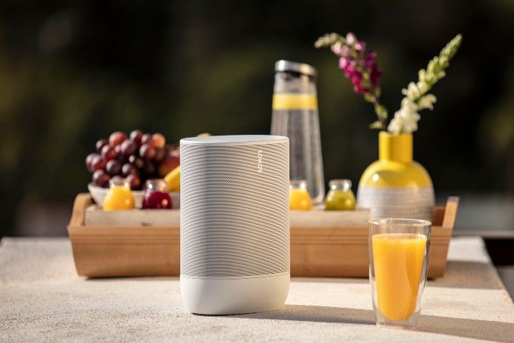 De drivers van de Sonos Move zijn naar beneden gericht om zo het geluid naar alle richtingen te weerkaatsen