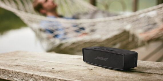 De Bose Soundlink Mini II heeft een audiojack aan de zijkant.