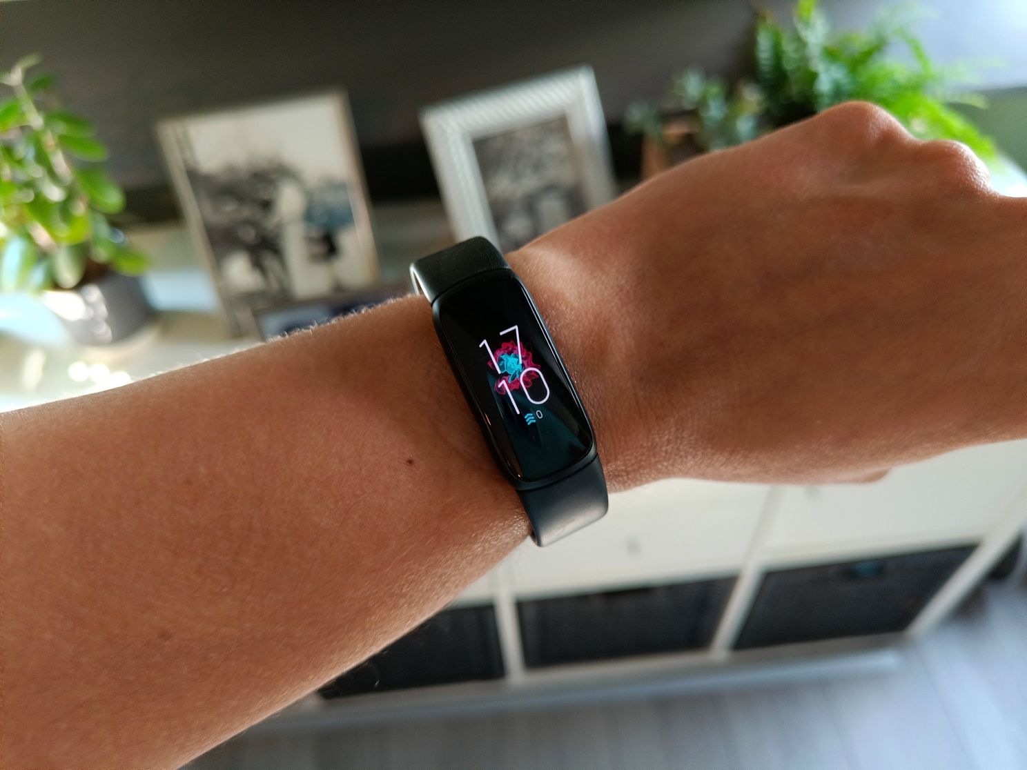 Startscherm op de Fitbit Luxe met watchface