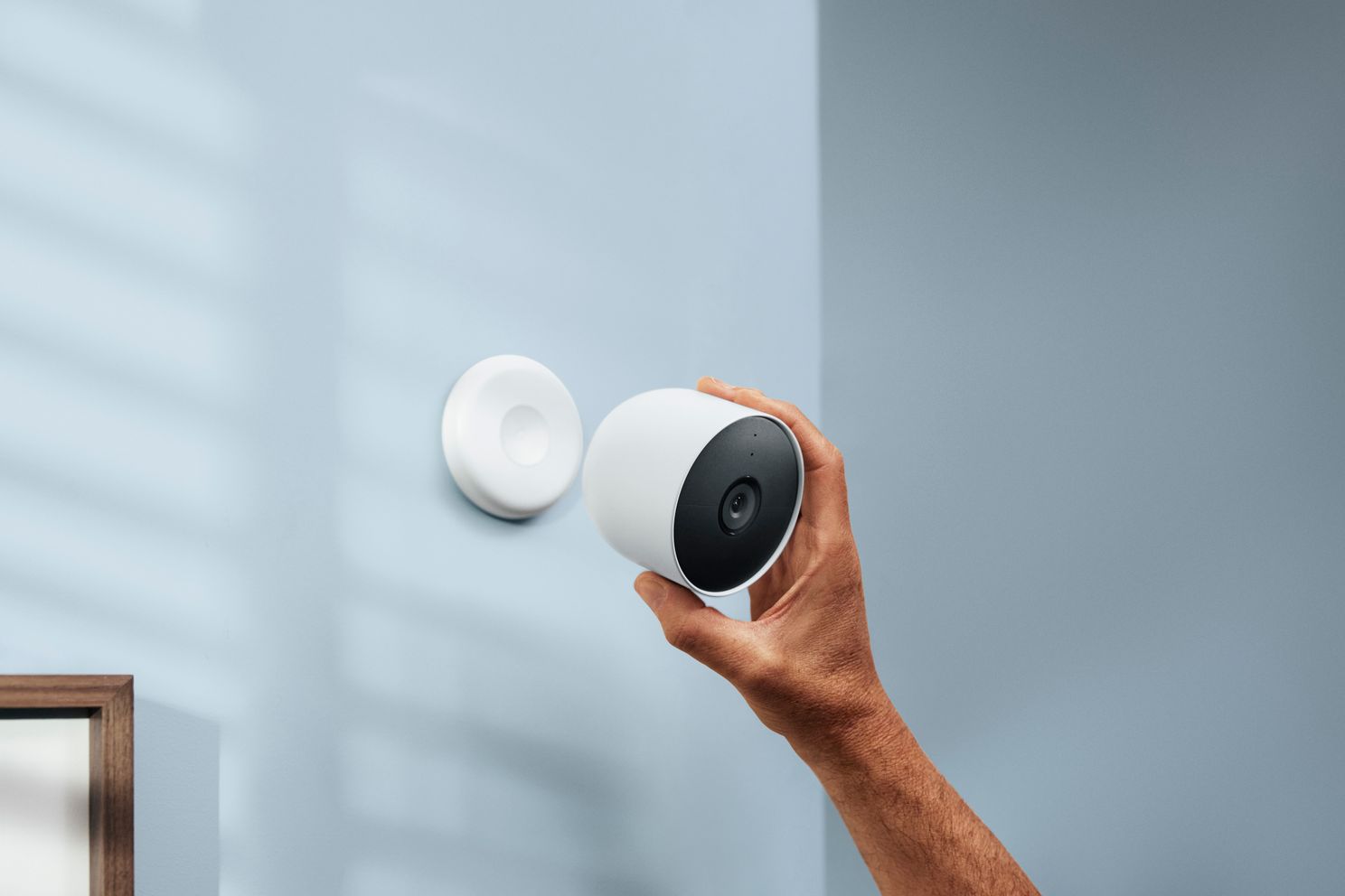 De Nest Cam aan een muur gemonteerd