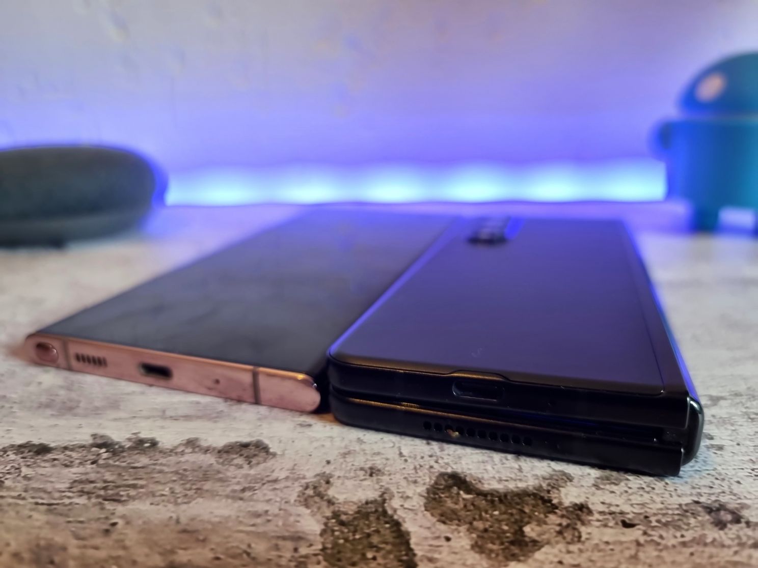 Samsung Galaxy Note 20 Ultra naast de Samsung Galaxy Z Fold 3