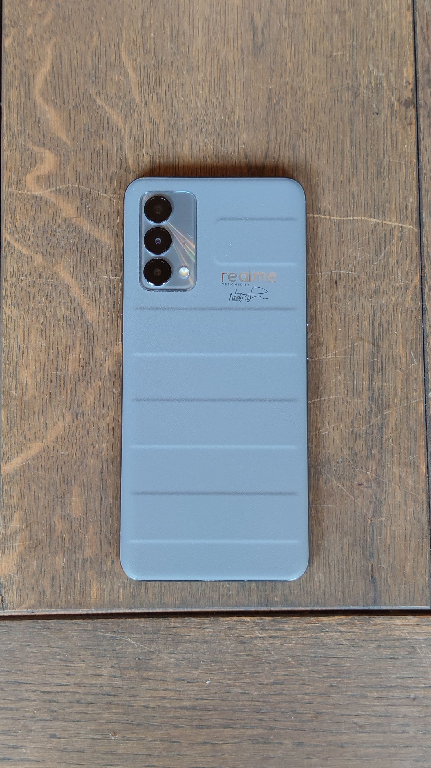 De Realme GT Master Edition zonder case