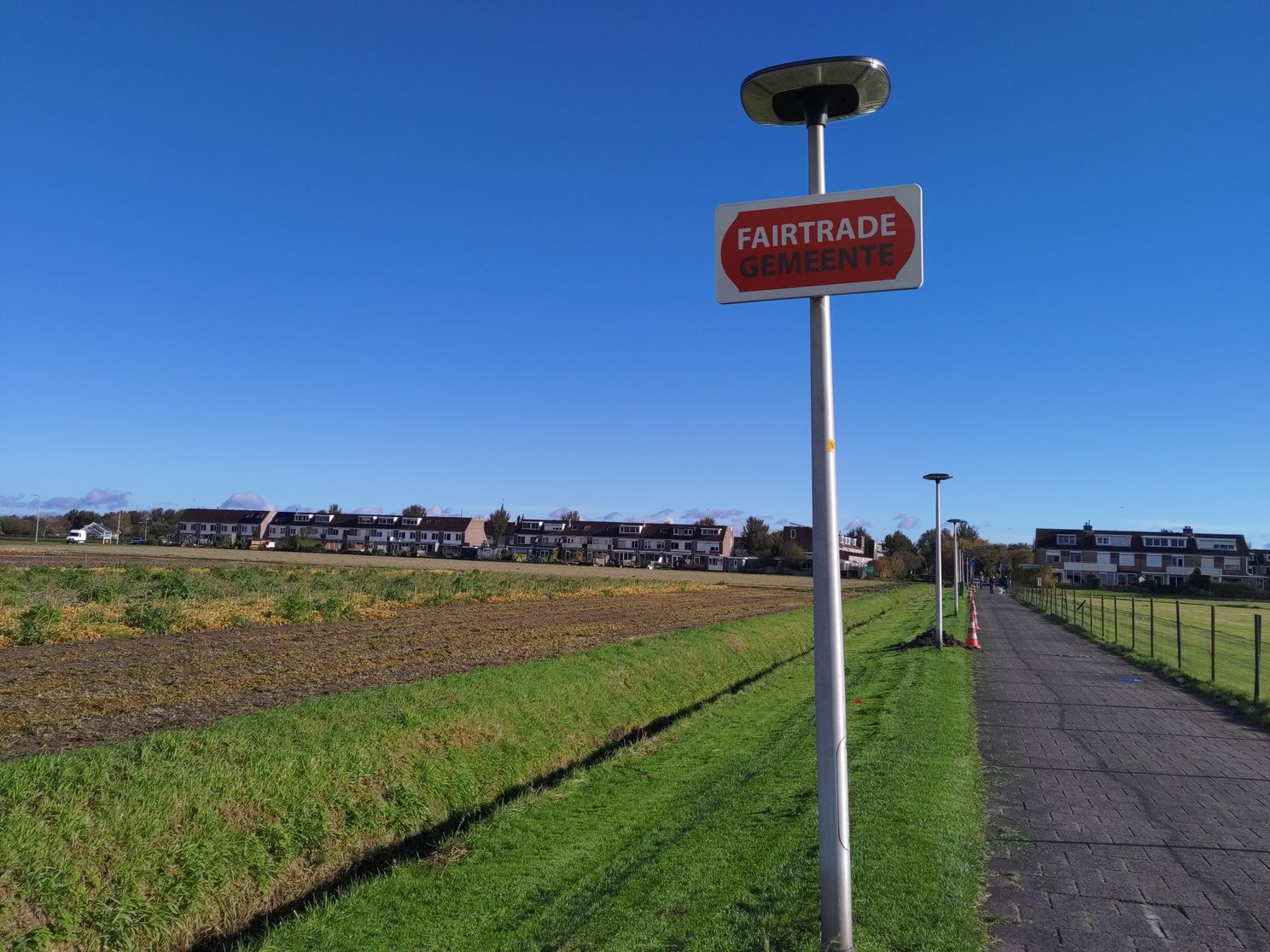 Het blauw van de lucht is in deze foto te blauw en de wolken op de achtergrond worden ietwat paars gemaakt. Ook is het gras een stuk levendiger groen dan dat daadwerkelijk het geval was. Nee Fairphone, het gras is niet altijd groener aan de overkant..