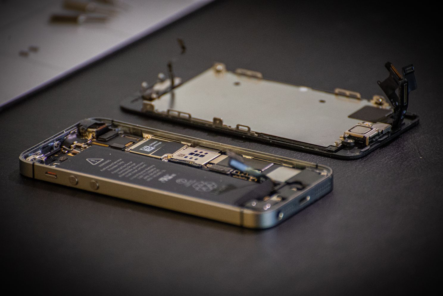 AW Poll: lezers kijken voor telefoonreparaties liever de kat uit de boom