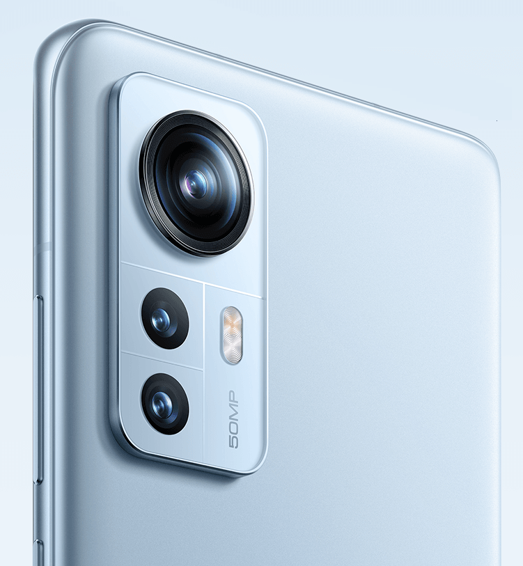 De blauwe Xiaomi 12 met focus op het camera-eiland