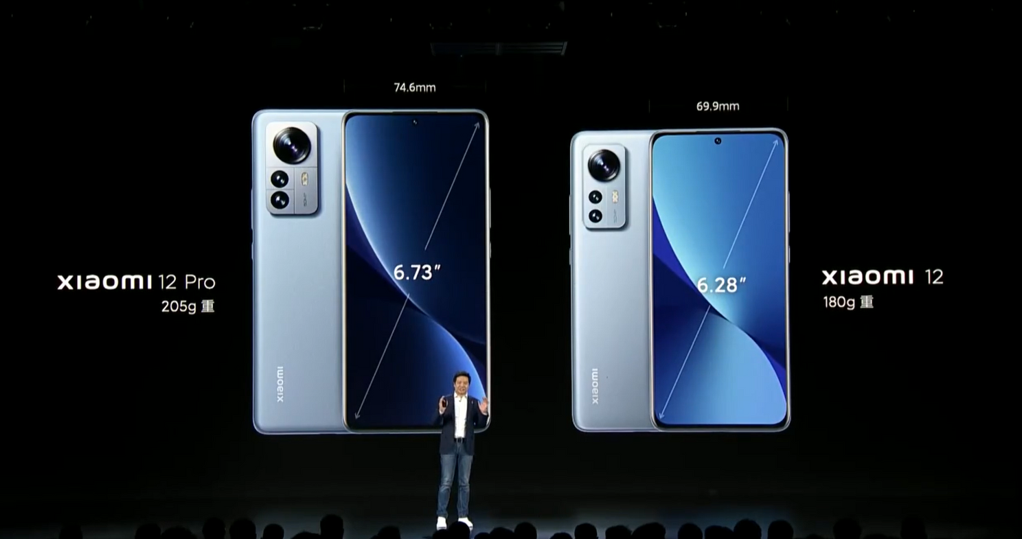 De Xiaomi 12 Pro naast de Xiaomi 12