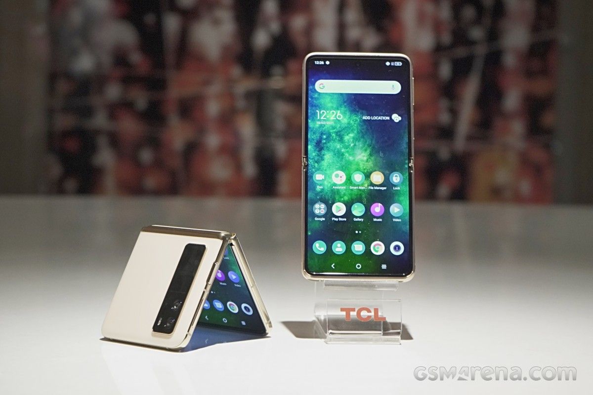 TCL demonstreert vouwbare klaptelefoon tijdens CES