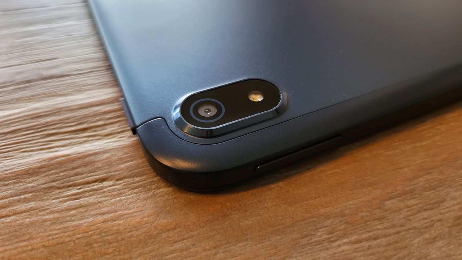 Een 8 MP camera en flitser