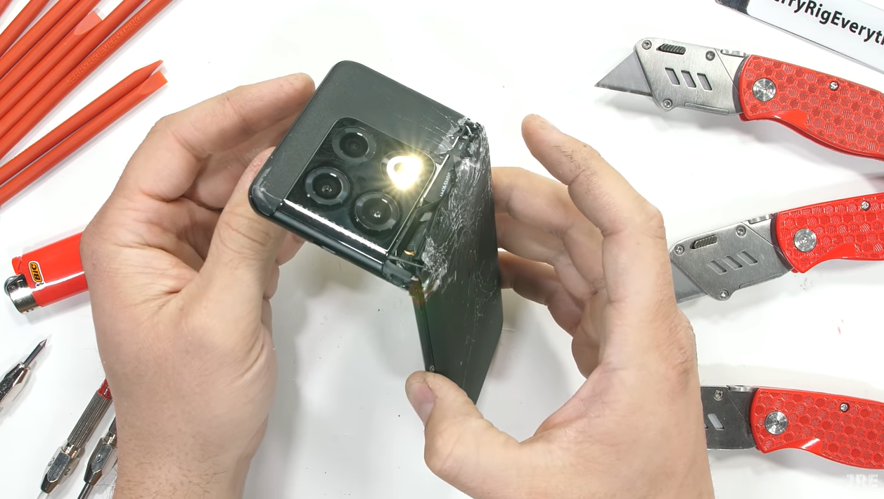 Beeld van de OnePlus 10 Pro na afloop van een buigtest door de Youtuber