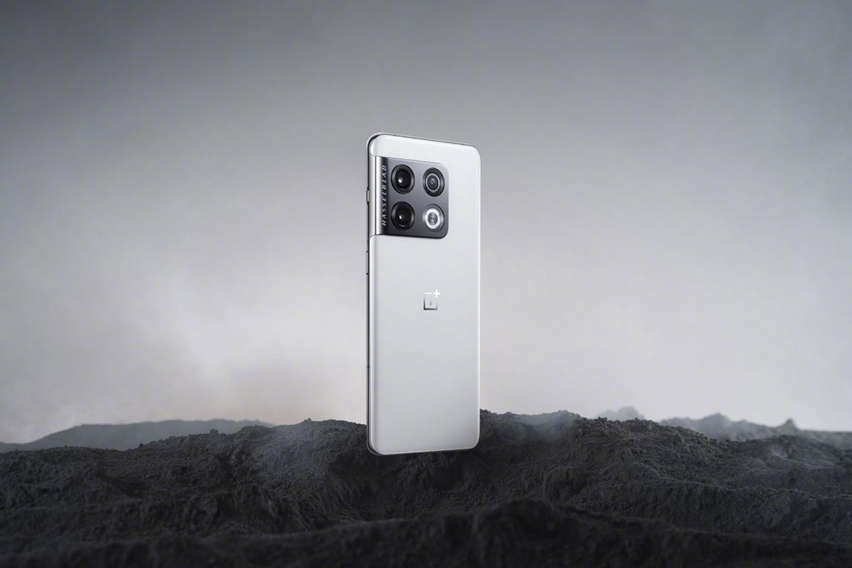 De OnePlus 10 Pro Extreme Edition met zijn witte kleur en keramieken afwerking