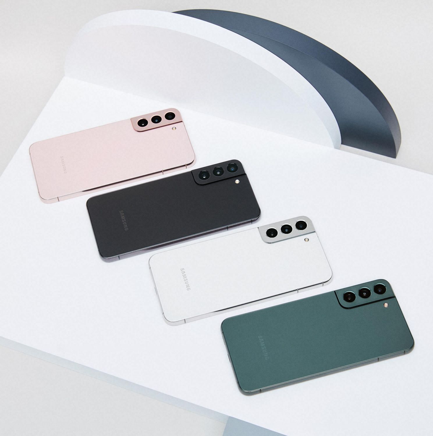 Samsung Galaxy S22 Plus in de kleuren Phantom Black, Phantom White, Green, en Pink Gold