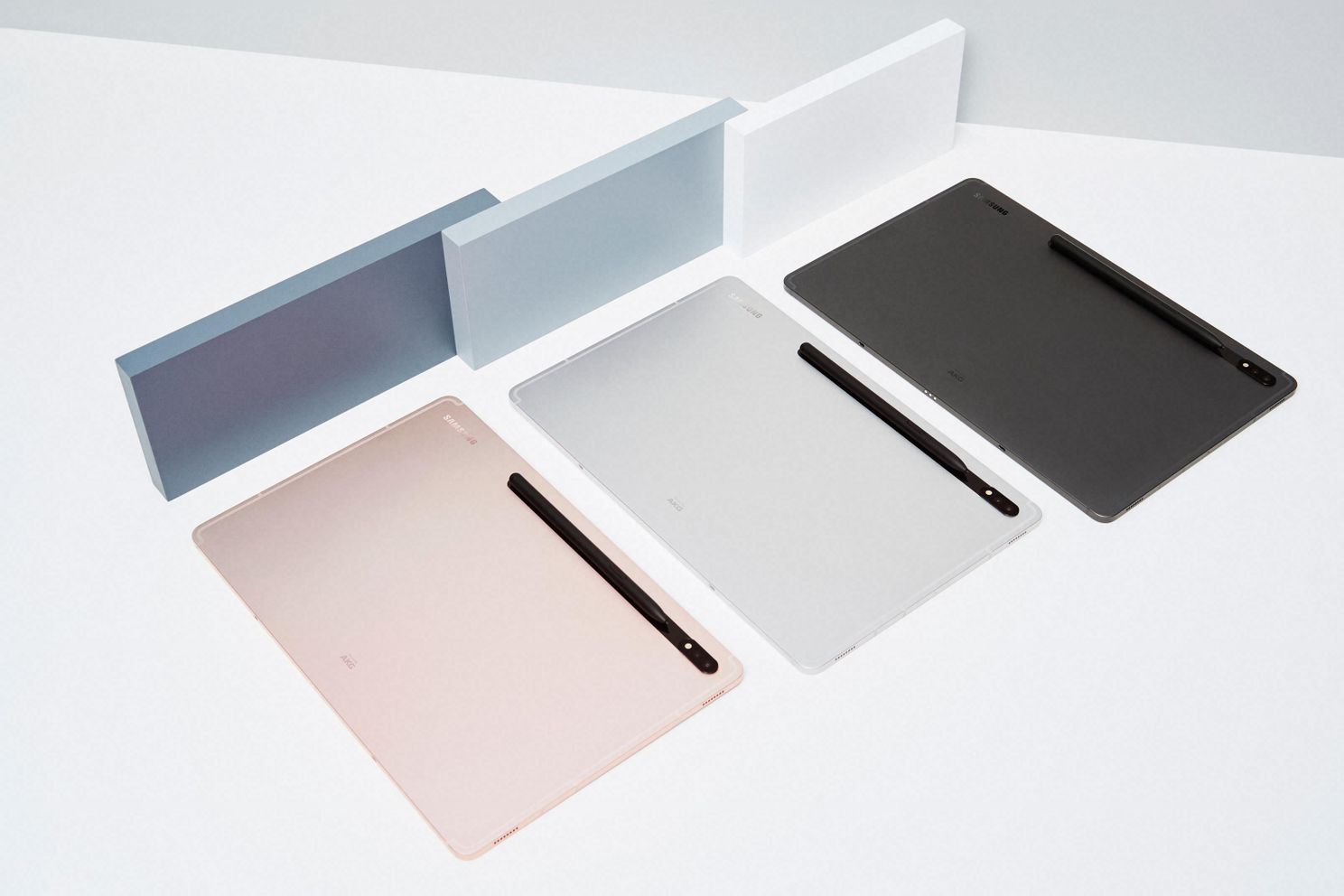 De Samsung Galaxy Tab S8+ in verschillende kleuren
