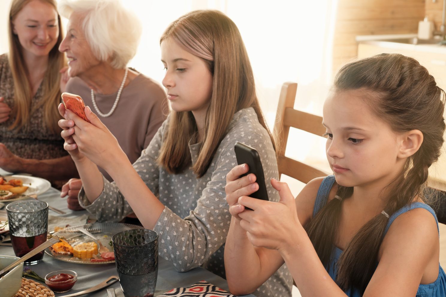 Scrollen op de telefoon populair tijdens avondeten en tv-kijken