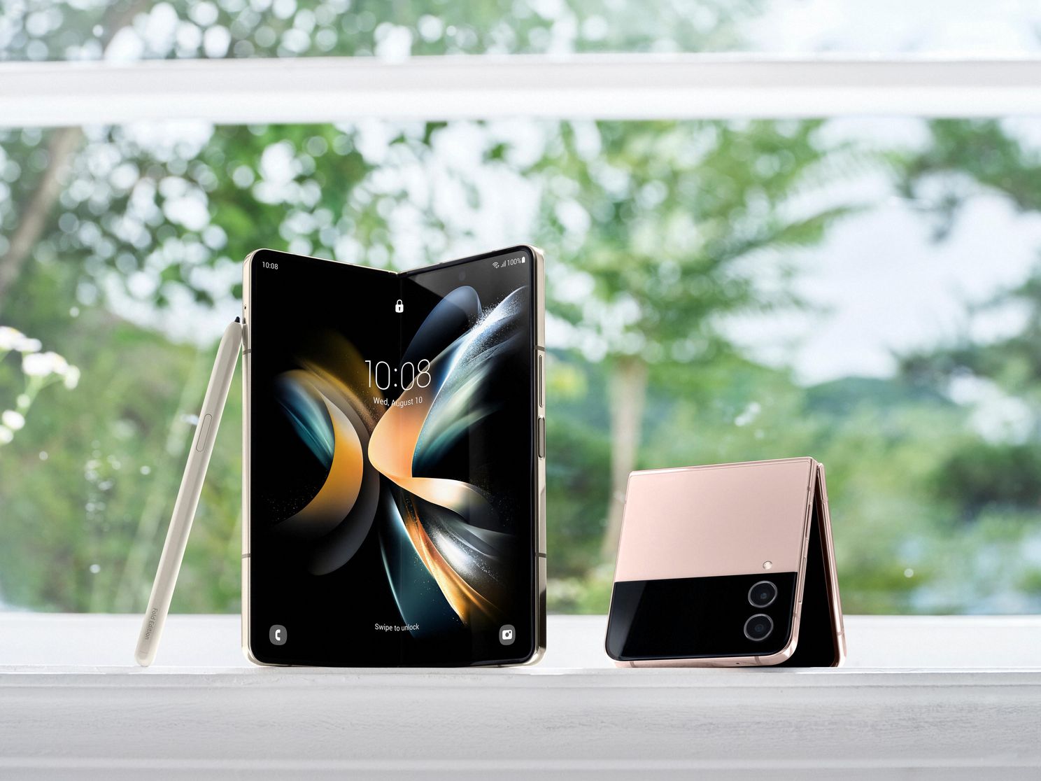 De Samsung Galaxy Z Fold 4 naast de Z Flip 4
