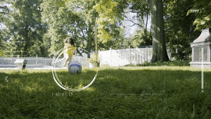 Lawna gaat achteruit voor de voetbal van het vervelende kind