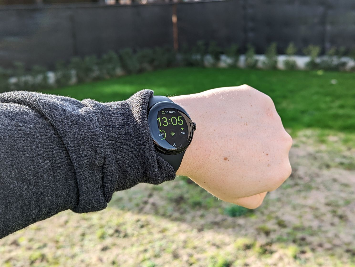 De wijzerplaat met Fitbitknop
