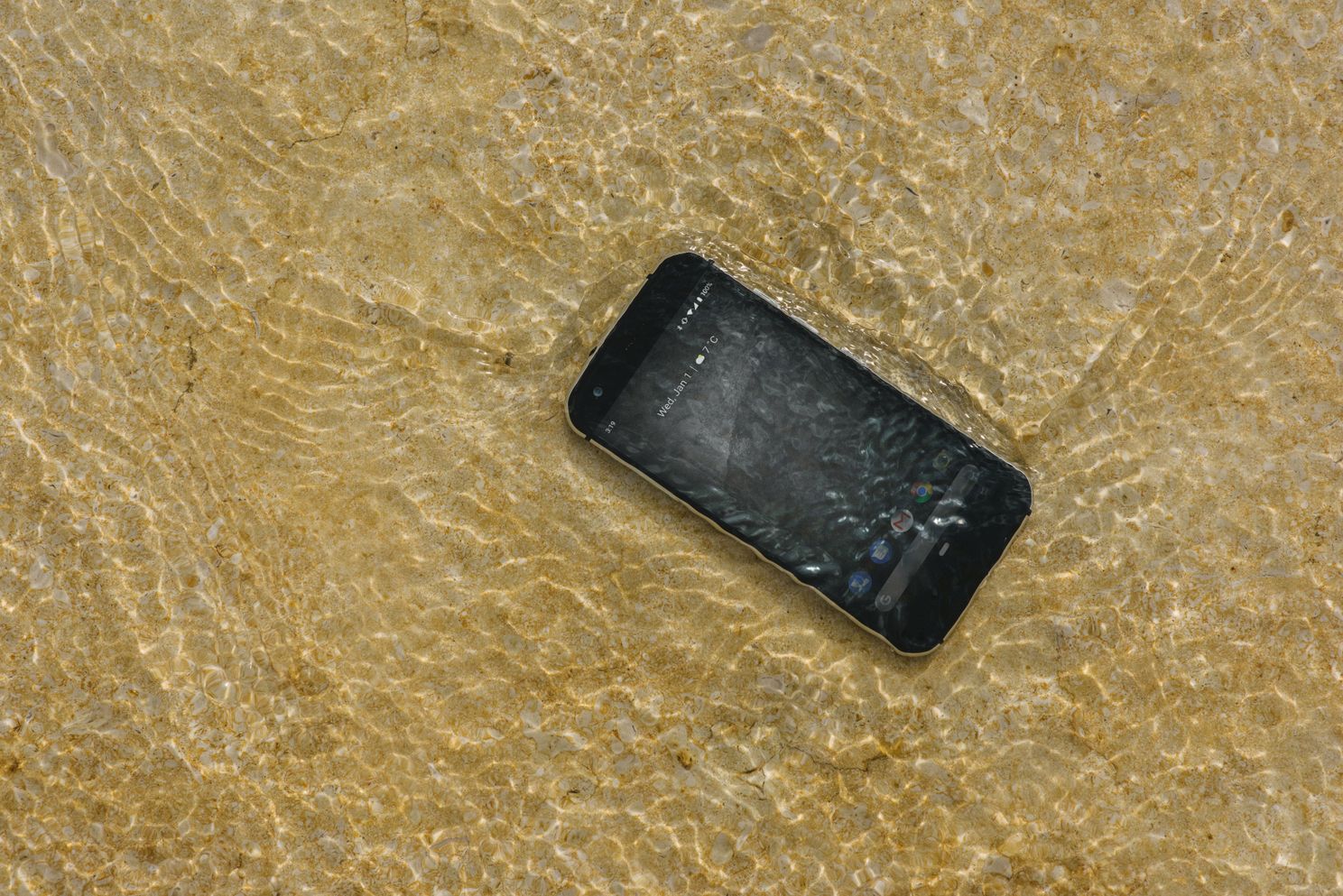 Smartphone mee naar het strand? Hier moet je op letten