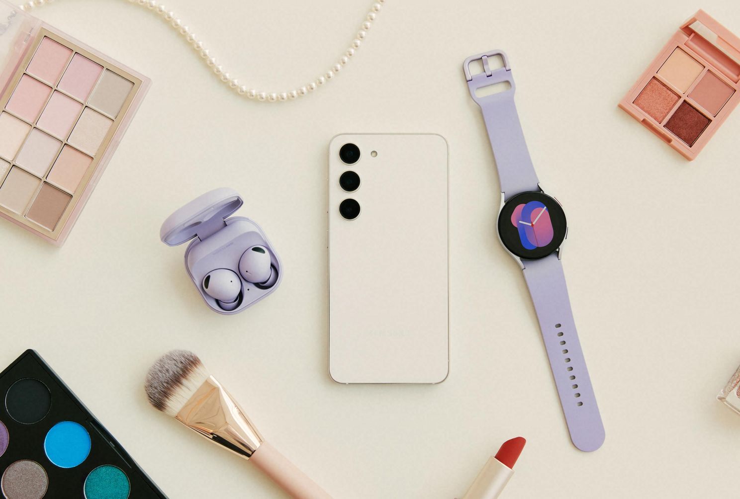 De Samsung Galaxy S23 naast de Galaxy Watch 5 en de Galaxy Buds 2 Pro