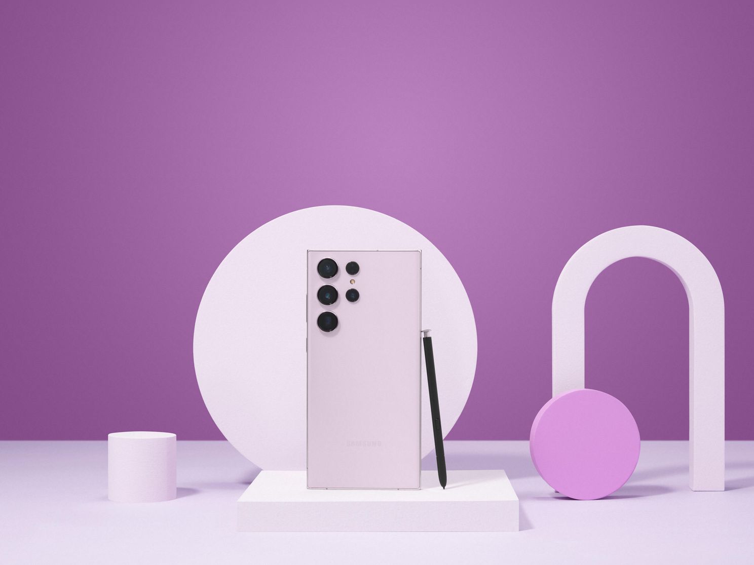 De Samsung Galaxy S23 Ultra in zijn Lavender-tint