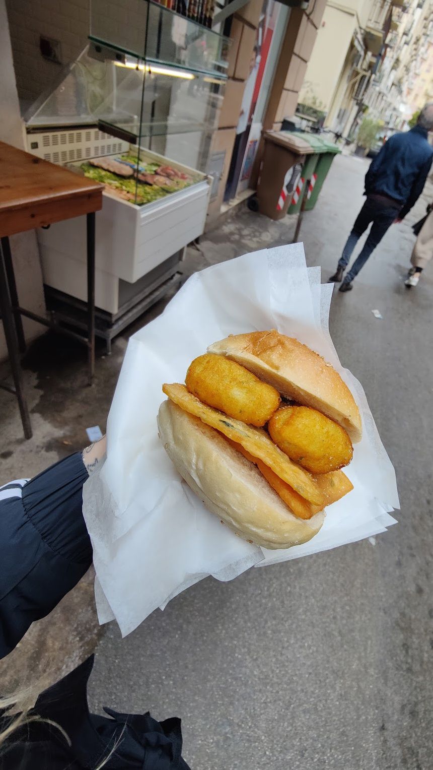 Hoewel er op deze foto enorm veel gebeurt, trekt het eten in het midden toch de aandacht.