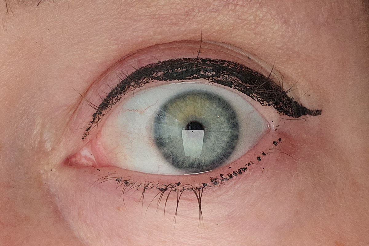Het lijkt een raam, maar het is toch echt de achterkant van een smartphone die zo weerspiegelt.
