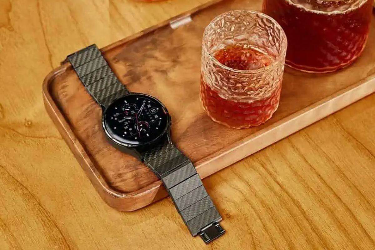 A carbon watch band is now available for Samsung Galaxy Watch 4 and 5