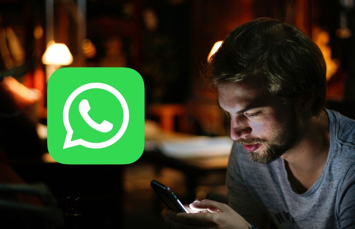 Uomo di WhatsApp che tiene un telefono in mano