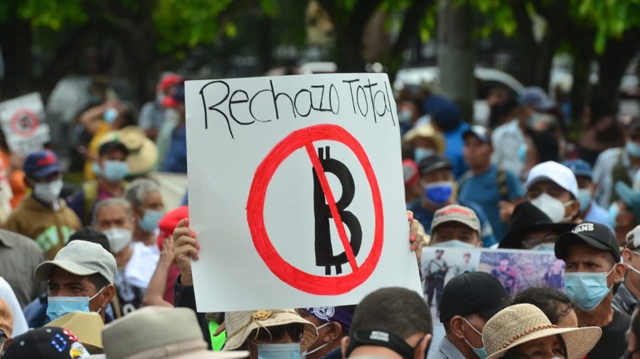 900 inwoners El Salvador gaan de straat op tégen Bitcoin wet
