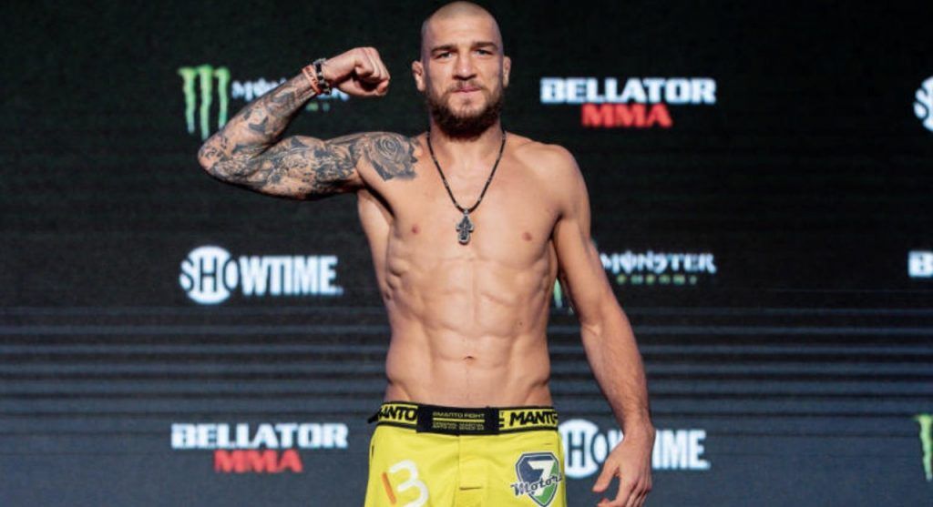 Oekraïense MMA-vechter haalt zijn waardevolste bezit onder het puin vandaan