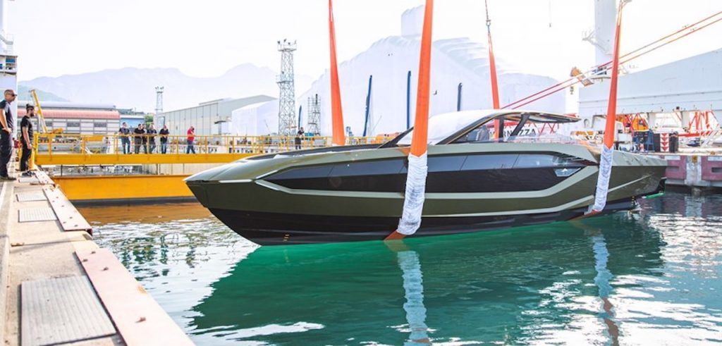 Conor McGregor laat 4.000 pk sterke speedboot zien
