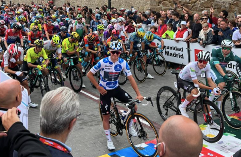 La Vuelta a España desde dentro: La mirada de Remco, los gamberros de Manzanares y el futuro de Pelayo