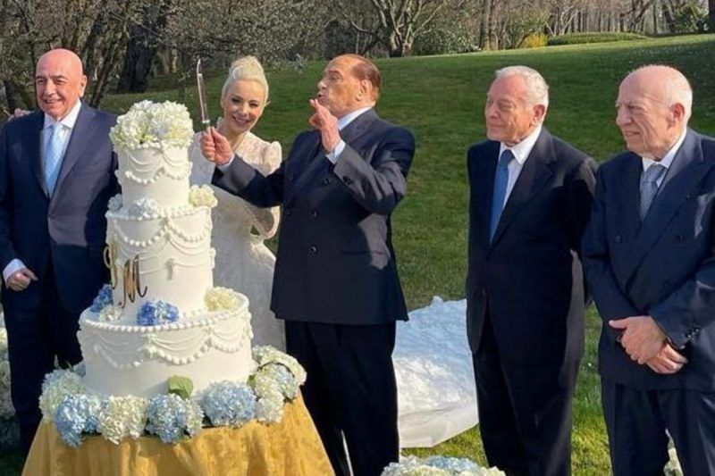 Snoeper Silvio Berlusconi (85) stapte in het huwelijksbootje met deze 53 jaar jongere blondine (foto's)